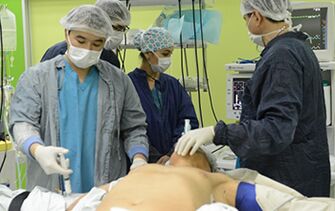 Chirurgii care efectuează o operație de mărire a penisului unui bărbat