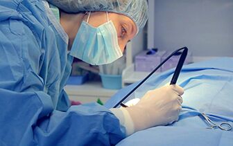 Chirurgul care efectuează o operație de mărire a falusului unui bărbat
