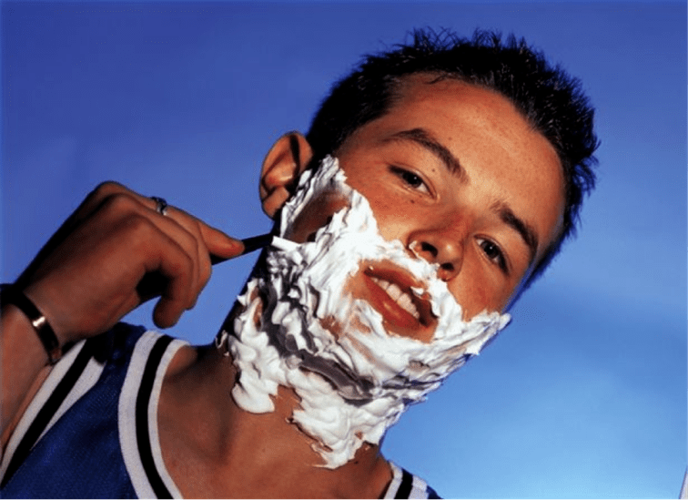 Adolescentul se rade si se gandeste la marirea penisului