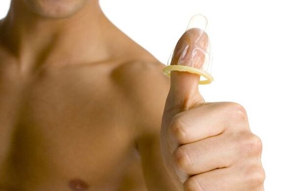 prezervativul de pe deget simbolizează mărirea penisului adolescenților